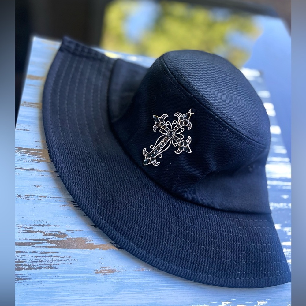 Bucket hat style sun hat with a silver black cross